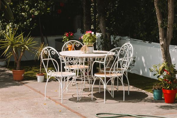 Rundt havebord med udtræk - den perfekte løsning til din have